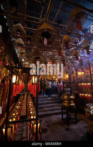 Tempio di Man Mo Hong Kong - Il Tempio di Man Mo o Man Mo Miu è un tempio di Hong Kong che venera il dio della letteratura (l'uomo) e il dio della guerra (Mo) entrambi Foto Stock