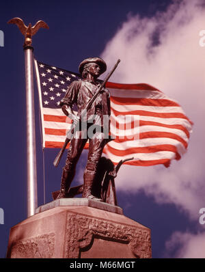 CONCORD MINUTEMAN di 1775 statua con bandiera americana contro il cielo blu CONCORD MASSACHUSETTS USA - KH5629 HAR001 HARS PRIDE 1776 Politica guerra di indipendenza concettuale rivolta patriottica guerra rivoluzionaria americana simbolica dello scultore 1770s colonie CONCORD MINUTEMAN patriottismo rosso bianco e blu 1775 aprile 19 Composizione Daniel Chester French milizia MINUTE MAN North Bridge in vecchio stile persone Foto Stock