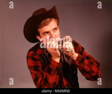 Anni sessanta uomo giocando HARMONICA indossando il cappello da cowboy country western comico intrattenitore - km1285 HAR001 HARS comunicante lana spazio copia di metà lunghezza cresciuti personaggio WESTERN INTERNI PLAID professione di fiducia di intrattenimento AMERICANA NOSTALGIA 20-25 anni 25-30 anni cowboy performing arts singolo oggetto occupazione felicità testa e spalle PERFORMER HARMONICA CARRIERE CARATTERI INTRATTENITORE STRUMENTO MUSICALE attori comunicare artisti intrattenitori di aspirazione testa-ware maschi REEDS GIOVANE UOMO ADULTO BLACK HAT etnia caucasica country western armonica a bocca di occupazioni in vecchio stile persone Foto Stock