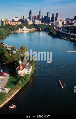Anni Novanta vista aerea del fiume SCHUYLKILL e dello skyline di Filadelfia in Pennsylvania USA - kp6145 DEG002 HARS KEYSTONE MEMBRO DAYLIGHT EDIFICIO DELAWARE VALLEY VISTA AEREA BOATHOUSE ROW fraternamente la culla della libertà in vecchio stile SCULLERS SKIFF Foto Stock