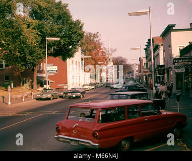 Anni Cinquanta anni sessanta AMERICANA CITTADINA MAIN STREET SCENE auto parcheggiate vetrine dei negozi - KR7925 HAR001 VEICOLI HARS Piccola Città Nuova Inghilterra RESORTS STREET SCENE BUSINESS DISTRICT LITTLETON MAIN STREET NEW HAMPSHIRE NH in vecchio stile vetrine SMALLTOWN STREET timbri Foto Stock