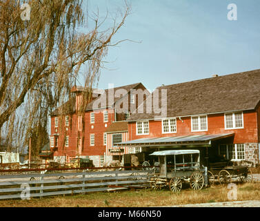 Anni Settanta tipico grande vecchio Pennsylvania Dutch carro Carrello shop e Farm Barn al RED girare vicino EPHRATA LANCASTER COUNTY PA USA - KR8232 LAN001 HARS TRAVEL USA COMMONWEALTH MID-ATLANTIC REGIONE EAST COAST CRESCERE KEYSTONE STATO carri di mobilità edificio PENNSYLVANIA Pennsylvania olandese tedesco fienili EPHRATA STABILIMENTO OCCUPAZIONI VECCHIO GRANAIO ROSSO ROSSO ESEGUIRE Foto Stock