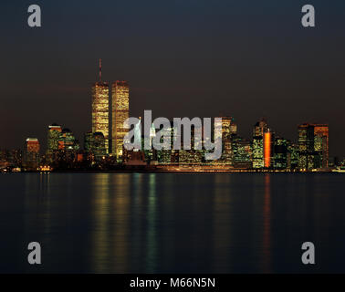 Anni Novanta inferiore dello skyline di Manhattan di notte visto da JERSEY CITY NEW YORK NEW YORK STATI UNITI D'AMERICA - kr89158 KRU001 HARS Harbour libertà storica torre 11 sogni avventura Divertimento orientale nessuno GOTHAM NYC TERRORE COSTA EST NEW YORK città gli attacchi di terrorismo TRAVEL NEW YORK CITY NEW YORK IL COMMERCIO notturno di statua della libertà attentati WORLD TRADE CENTER 11TH 2001 BIG APPLE BOROUGHS CITYSCAPE orientale costiera illumina la parte inferiore di Manhattan del medio Atlantico in vecchio stile Settembre Settembre 11 2001 11 Settembre 2001 Attentato terroristico attentati terroristici TOWERS TWIN TOWER TWIN TOWERS Foto Stock