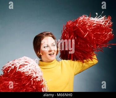 Anni sessanta anni settanta CHEERLEADER GIALLO TURTLENECK maglione rosso bianco pompon tifo - KS5002 HAR001 HARS FITNESS fisico adolescente di ispirazione ragazza adolescente ragazzo adolescente interni nostalgia urla 13-15 anni 16-17 anni gli obiettivi di felicità di successo due oggetti allietare emozione il supporto di alta scuola di alta scuola incoraggiare adolescente YELL INCORAGGIAMENTO INCORAGGIARE I RAGAZZI pompon etnia caucasica cheer leader di vecchio stile persone POMPOM TURTLENECK Foto Stock