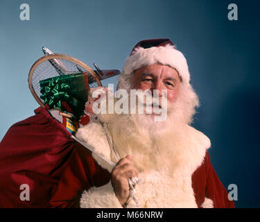 Anni sessanta ritratto di sorridere SANTA CLAUS GUARDANDO fotocamera sacco di giocattoli di spalla - kx5431 HAR001 HARS INDOOR SENIOR UOMO SAINT SENIOR nostalgia per adulti di mezza età uomo di mezza età inverno contatto visivo 60-65 anni STAGIONE INVERNALE BAFFO ALLEGRO ENTUSIASMO SANTA CLAUS SAINT NICHOLAS ROTUND competente dei peli del viso sorrisi STOUT DICEMBRE GIOIOSA KRIS KRINGLE ST. NICK BABBO NATALE JOLLY MASCHI NICHOLAS etnia caucasica Capelli Viso guardando la fotocamera in vecchio stile persone Foto Stock