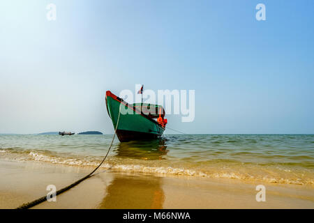 Bellissima spiaggia, Otres Spiaggia, a Sihanoukville, Cambogia. Barca sulla spiaggia Foto Stock