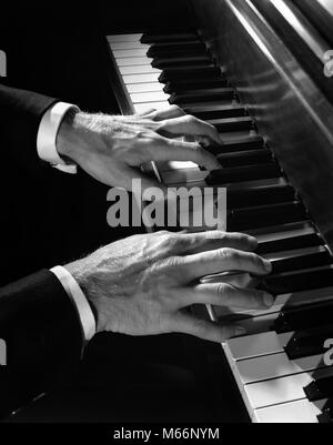 Anni sessanta mani maschio suonare il pianoforte - m6825 HAR001 HARS esecutore manuale percussioni 18-19 anni la vibrazione dello strumento musicale creatività close-up solo maschi avorio pianista di talento di precisione B&W in bianco e nero di etnia caucasica ebano avori di occupazioni in vecchio stile persone tasti di pianoforte pianoforti Foto Stock