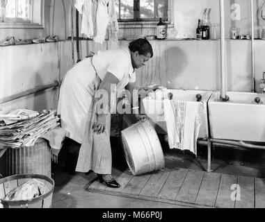 1940s americano africano Donna sovrappeso scendere nella sala lavanderia prelevare zincato vasca di lavaggio - n353 HAR001 HARS interni nostalgia di mezza età vasca 40-45 anni 45-50 anni oberati di lavoro donna di mezza età cestino seminterrato afro-americani afro-americano etnia neri americani Africani del lavoro americano africano STOUT dissipatori zincato scendere B&W IN BIANCO E NERO donna delle pulizie duro lavoro faticoso lavandaia occupazioni in vecchio stile persone Foto Stock