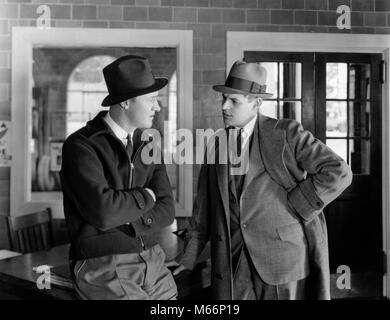 1930s IMPRENDITORE IN TUTA DI PARLARE CON L'uomo di lavoro dipendente in giacca espressioni gravi conversazione sul lavoro - o1810 HAR001 HARS COMUNICAZIONE DUE PERSONE LA SODDISFAZIONE DEL CAUCASO i lavori di copia di Manager spazio a mezza lunghezza Interno giubbotto di dirigenti di espressioni NOSTALGIA 30-35 anni 35-40 anni specialità indossare giacca e cravatta PROFESSIONE LE COMPETENZE DEL SERVIZIO CLIENTI mozzi di collegamento in tre pezzi tuta dipendente venditori DIPENDENTI MASCHI MANAGER MID-adulto MID-ADULT MAN B&W in bianco e nero di etnia caucasica contraente occupazioni in vecchio stile persone Foto Stock