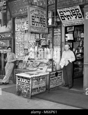 1940s Lower East Side shop segno per bandiere libri pulsante badge in yiddish alfabeto ebraico MANHATTAN NEW YORK CITY USA - Q44202 CPC001 HARS nostalgia di mezza età uomo di mezza età 20-25 anni 45-50 anni 50-55 anni lingua alfabeto ASSISTENZA CLIENTI GOTHAM 18-19 anni etnia NYC COSTA EST NEW YORK CITTÀ STOREFRONT NEW YORK CITY MASCHI GIOVANI ADULT MAN B&W scudetti in bianco e nero di etnia caucasica Ebraico Ebraico giudeo sostentamento Lower East Side di vecchio stile persone yiddish Foto Stock