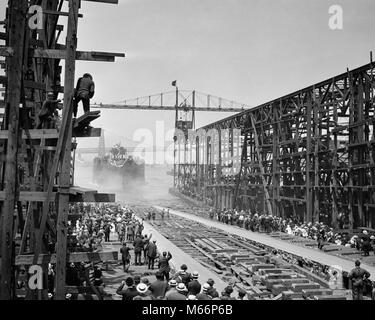 1910s 1940s Lancio corazzata ARIZONA GIUGNO 1915 nave affondata a PEARL HARBOR 7 DICEMBRE 1941 BROOKLYN Navy Yard NEW YORK CITY USA - Q45922 CPC001 HARS CORAZZATA NEW YORK 1910s ARIZONA CANTIERI CITTÀ NEW YORK CITY BOROUGH 1915 1941 B&W IN BIANCO E NERO DICEMBRE 7 DREADNOUGHT EAST RIVER GIUGNO GIUGNO 19 lanciando Navy Yard vecchio cantiere navale affondato TUG USS Arizona nave Foto Stock