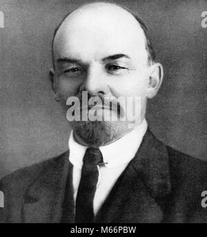 Ritratto di Vladimir ILICH NIKOLAI LENIN leader bolscevico fondatore URSS QUESTA IMMAGINE ETÀ 47 alla vigilia della rivoluzione russa rivoluzionaria - Q70074 CPC001 HARS ILYICH LENIN guardando la telecamera NIKOLAI VECCHIO persone un teorico politico rivoluzione russa ULYANOV URSS VLADIMIR VLADIMIR ILICH NIKOLAI LENIN Vladimir Ilyich Ulyanov Foto Stock