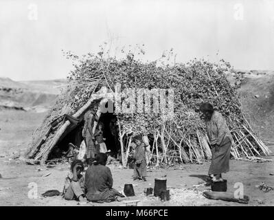 1890 un gruppo di nativi americani indiani navajo ADULTI E BAMBINI DA HOGAN BLUE CANYON AZ USA - Q73421 CPC001 HARS FEMMINE SPOSATO CONIUGE RURALE MARITI HOME VITA STATI UNITI spazio copia di metà lunghezza cari Indiani DEGLI STATI UNITI D'AMERICA NAVAJO ADULTI SENIOR FAMIGLIE NOSTALGIA PADRI SHELTER NORD AMERICA SENIOR DONNA 10-12 anni 30-35 anni 35-40 anni 50-55 anni 55-60 anni 7-9 anni storico NORTH AMERICAN 5-6 anni mogli mamme e papà CANYON HUT 1890 RAMOSCELLI GRUPPO DI PERSONE NATIVE AMERICAN ABITAZIONE NOVELLAME MASCHI MID-adulto metà uomo adulto a metà donna adulta nativi americani AZ B&W Foto Stock