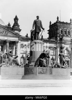 1930s 1935 Statua di Bismarck al Reichstag di Berlino Germania - r2611 HAR001 HARS REICHSTAG Foto Stock