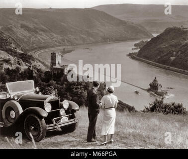 1930s GIOVANE CON TOURING CAR AFFACCIATO SUL FIUME RENO BURG GUTENFELS E CASTELLO PFALZGRAFENSTEIN SULL ISOLA FALKENAU GERMANIA - R390 HAR001 HARS NOSTALGIA DI TRASPORTO EUROPA convivere 25-30 anni 30-35 anni 35-40 anni TOUR mogli elevato angolo avventura Relax Tempo libero AUTOS CONOSCENZA TOURIST Holding Hands turisti Automobili Veicoli castelli maschi MID-adulto metà uomo adulto a metà donna adulta PACKARD B&W IN BIANCO E NERO BURG GUTENFELS CASTELLO KAUB ETNIA CAUCASICA FALKENAU ISOLA FALZ CASTELLO VECCHIO SUL RENO PERSONE PFALZGRAFENSTEIN TOURING TURISMO Foto Stock