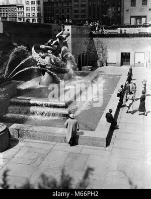 1930s PROMETEO FONTANA ROCKEFELLER CENTER MANHATTAN NEW YORK CITY USA - R708 HAR001 HARS ROCKEFELLER CENTER Foto Stock