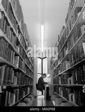 Anni sessanta giovane studente studiare di lettura tra libro della biblioteca di pile - s15950 HAR001 HARS capretti giovani adulti informazioni equilibrio CAUCASIAN GIOIA LIFESTYLE salubrità cresciuto UNA SOLA PERSONA spazio copia a tutta lunghezza a mezza lunghezza cresciuti rischio ragazzo adolescente interni fiducia NOSTALGIA 20-25 anni visione di successo felicità BENESSERE FORZA DI PROTEZIONE DELLE UNIVERSITÀ CORAGGIO EMOZIONE KNOWLEDGE LEADERSHIP basso angolo corso ricercatore 18-19 anni orgoglio la crescita di alta scuola di alta NELLE SCUOLE DI ISTRUZIONE SUPERIORE DI PILE DI IMMAGINAZIONE COLLEGI ALLA RICERCA DI GIOVANI MASCHI accantonare giovane uomo adulto giovane donna adulta B&W Foto Stock