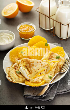 Crepes suzette con arance Foto Stock