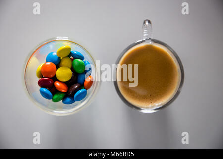 Tazza di caffè e la tazza di cioccolato colorato riempito i dolci, la perfetta combinazione di snack Foto Stock
