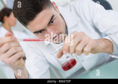 Pipetta microbiologica nel laboratorio di genetica Foto Stock