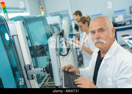 Senior medico guardando scanner CT in laboratorio ospedaliero Foto Stock