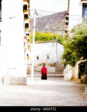 Monaco tibetano in abito rosso Foto Stock