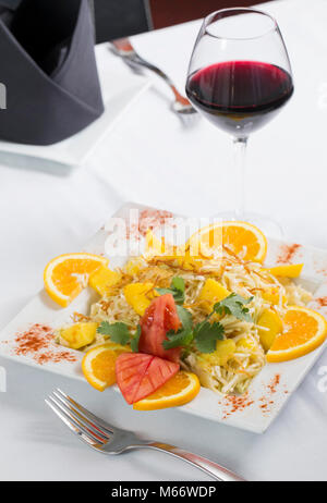 Insalata di mango il cibo indiano piatto con taglio freschi Arance placcato con forcella fotografato dal tettuccio di vista di cui sopra Foto Stock