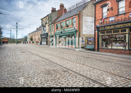 Strade acciottolate e i negozi presso il museo Beamish Foto Stock