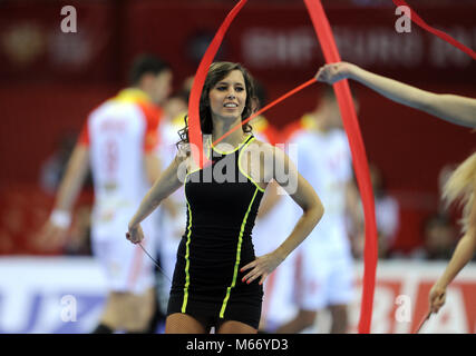 CRACOV, Polonia - 19 gennaio 2016: Uomini EHF European Handball Federation EURO 2016 Cracovia Tauron Arena Macedonia Serbia o/p: cheerleaders Foto Stock