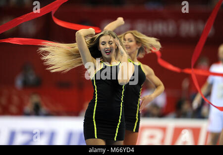 CRACOV, Polonia - 19 gennaio 2016: Uomini EHF European Handball Federation EURO 2016 Cracovia Tauron Arena Macedonia Serbia o/p: cheerleaders Foto Stock