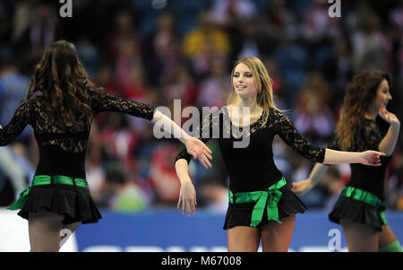 CRACOV, Polonia - 23 gennaio 2016: Uomini EHF European Handball Federation EURO 2016 Cracovia Tauron Arena Francia - Croazia o/p: cheerleaders Foto Stock