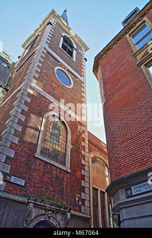 LONDON, Regno Unito - 25 febbraio 2018: la facciata esterna del St Mary Abchurch nel quartiere finanziario della City di Londra Foto Stock