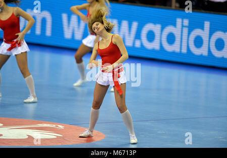 CRACOV, Polonia - 27 gennaio 2016: Uomini EHF European Handball Federation EURO 2016 Cracovia Tauron Arena Polonia Croazia o/p: cheerleaders Foto Stock