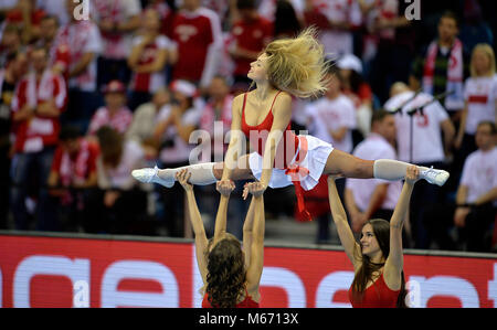 CRACOV, Polonia - 27 gennaio 2016: Uomini EHF European Handball Federation EURO 2016 Cracovia Tauron Arena Polonia Croazia o/p: cheerleaders Foto Stock