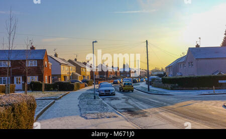 Reading, Regno Unito. 28 feb 2018. Meteo REGNO UNITO: Residenti scia fino a una copertura di neve nella lettura. La scena è immersa nei primi giorni di sole del mattino. Matteo come Foto Stock