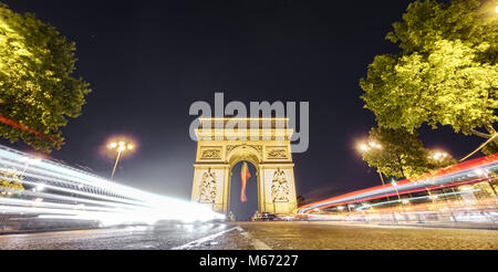 Arc de Triomphe e auto sentieri di luce di notte Foto Stock