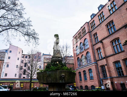 Berlino, Mitte, St Hedwigs ospedale, casa principale, neogotico in mattoni rossi ha elencato la costruzione esterna e facciata con sculture e Sant'Agata Fontana del CL Foto Stock