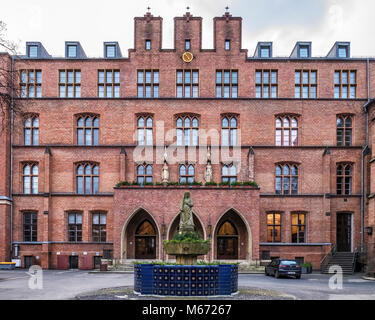 Berlino, Mitte, St Hedwigs ospedale, casa principale, neogotico in mattoni rossi ha elencato la costruzione esterna e facciata con sculture e Sant'Agata Fontana del CL Foto Stock