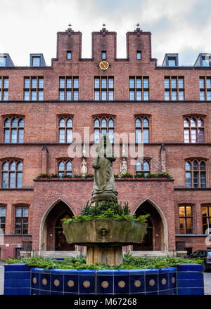 Berlino, Mitte, St Hedwigs ospedale, casa principale, neogotico in mattoni rossi ha elencato la costruzione esterna e facciata con sculture e Sant'Agata Fontana del CL Foto Stock