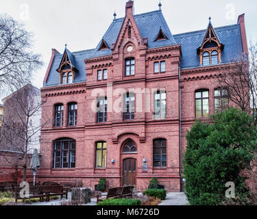 Berlino, Mitte,St Hedwigs Ospedale, la parrocchia di San Michele penna. Free-standing elencati mattone edificio è la sede amministrativa del Alexianer ospedale Foto Stock