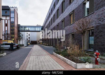 Berlino, Mitte, St Hedwigs ospedale,Casa Vincenzo de' Paoli, il nuovo edificio con il rosso-marrone di clinker facciata in mattoni e vetro passerella pedonale alla casa principale Foto Stock