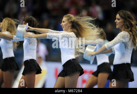 CRACOV, Polonia - 29 gennaio 2016: Uomini EHF European Handball Federation EURO 2016 Cracovia Tauron Arena Germania Norvegia o/p: Cheerleaders Foto Stock