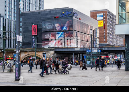 Berlino, Mitte, Alexanderplatz. Sale del Cinestar di cubi der Filmpalast cinema. Movie house, KFC fast food, uscita U-bahn ingresso & persone Foto Stock