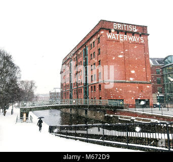 Una persona che cammina vicino al British Waterways edificio in Nottingham, come un altro giorno di temperature sotto zero, gale-force venti gelidi e blizzard-simili condizioni è previsto come tempesta Emma spazia dall'Atlantico sulla coda della Bestia da parte dell'Est blast gelida. Foto Stock