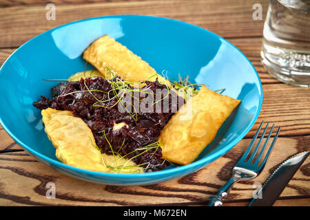 Il crescione e barbabietola con insalata di tostare i semi di girasole. Foto Stock