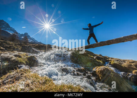 Sunburst sul torrente alpino, Entova Alp, Malenco Valley, provincia di Sondrio e della Valtellina, Lombardia, Italia Foto Stock