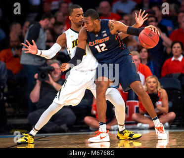 New York, New York, Stati Uniti d'America. 28 Feb, 2018. Illinois Fighting Illini avanti Leron nero (12) riceve pressione dalla Iowa Hawkeyes guard Maishe Dailey (1) nella seconda metà durante il primo giro di dieci grandi tornei al Madison Square Garden di New York City. Iowa sconfitto Illinois 96-87. Duncan Williams/CSM/Alamy Live News Foto Stock