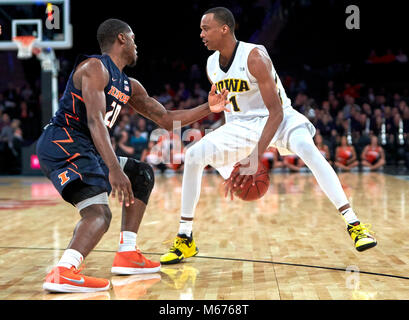 New York, New York, Stati Uniti d'America. 28 Feb, 2018. Iowa Hawkeyes guard Maishe Dailey (1) penetra verso il cesto come Illinois Fighting Illini guard da'Monte Williams (20) tenta di difendere nella seconda metà durante il primo giro di dieci grandi tornei al Madison Square Garden di New York City. Iowa sconfitto Illinois 96-87. Duncan Williams/CSM/Alamy Live News Foto Stock