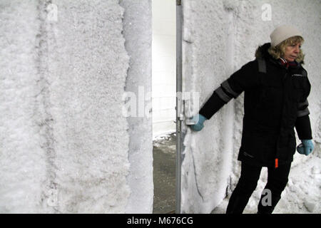 (180301) -- SVALBARD, 1 marzo 2018 (Xinhua) -- un membro del personale si apre una camera di stoccaggio gate di Svalbard Global Seed Vault su Norvegia remota dell Artico arcipelago delle Svalbard nel febbraio 27, 2018. La metropolitana sementi agricole banca in Norvegia riceverà un 13 milioni di US Dollari di sovvenzione per aggiornare e celebra il suo decimo anniversario di quest'anno, il governo norvegese ha detto. Il Svalbard Global Seed Vault, soprannominato il "oomsday' e il 'l'Arca di Noè' vault, è stato istituito come una copia di backup del seme raccolto campioni memorizzati in altre sementi le banche di tutto il mondo. Essa è considerata essere un elemento vitale di international Foto Stock