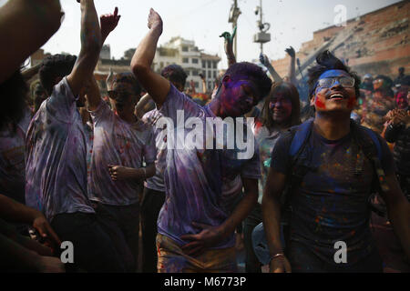 Kathmandu, Nepal. 1 Mar, 2018. I festaioli ballare mentre celebra Fagu purnima o Holi festival inoltre conosciuto come il carnevale di colori a Kathmandu, Nepal, giovedì 01 marzo, 2018. Credito: Skanda Gautam/ZUMA filo/Alamy Live News Foto Stock